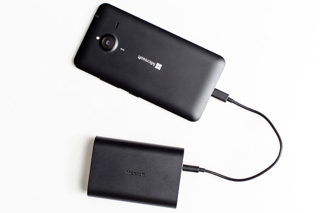 2-Microsoft-Portable-Dual-charger_Lumia-640-XL-900x600x-650x433
